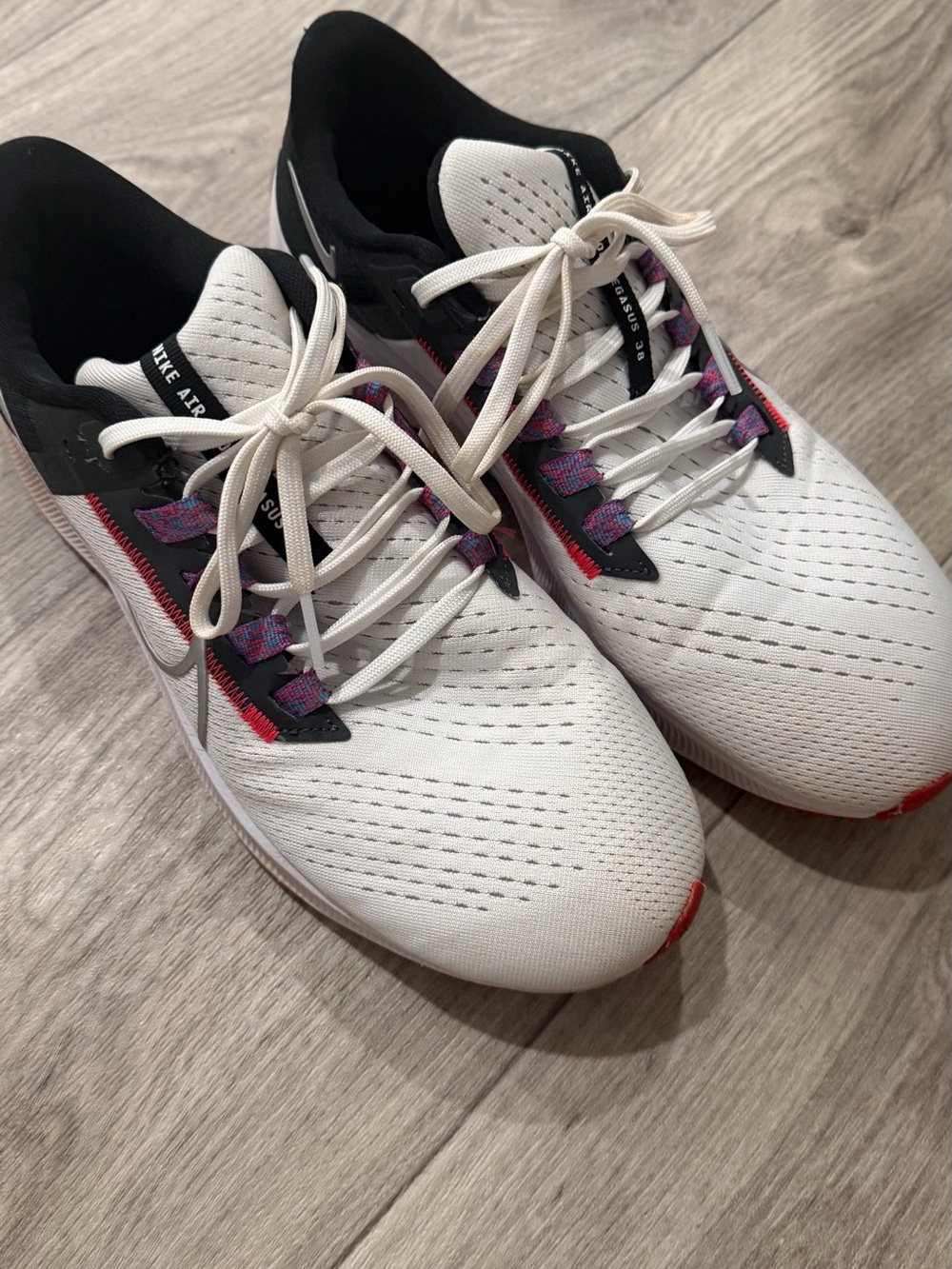 Nike White Black Red Athletic Running Shoes